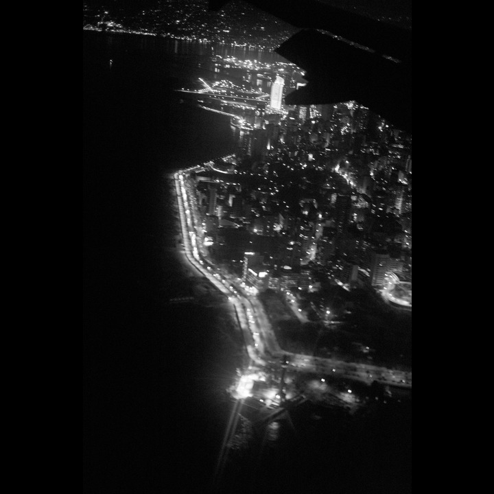 ... and suddenly, Beirut's Corniche appears under the port wing og the aircraft.
