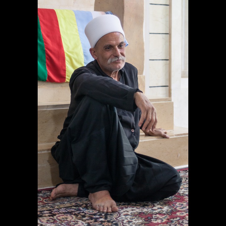 The sheikh at the shrine to Al Daai Aammar in Ibl el Saqi