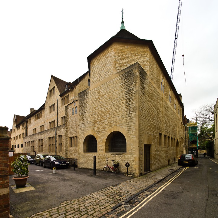 Campion Hall - east range with rooms and library to the left, north range with chapel on the first floor facing Brewer Street at the right.