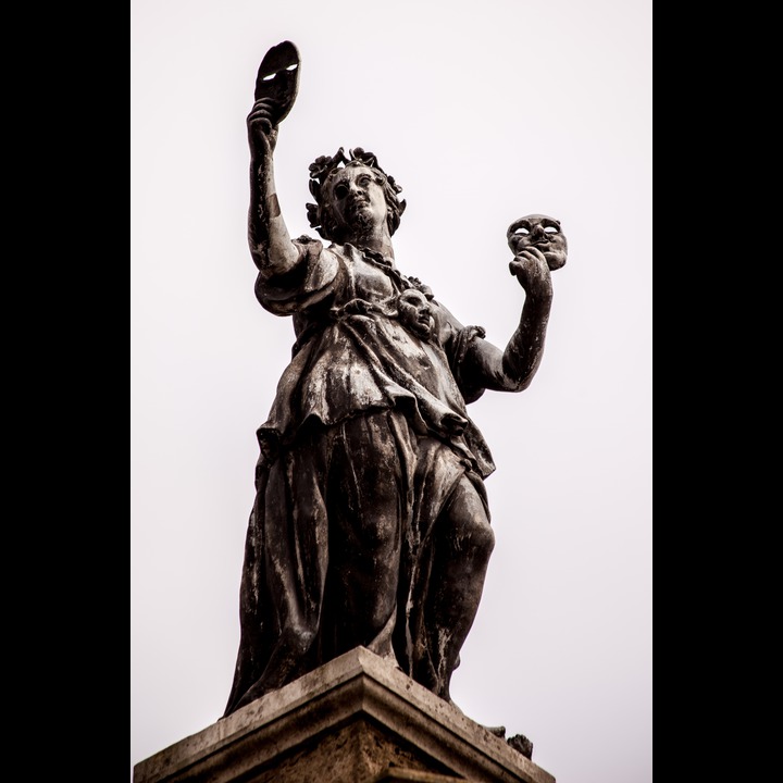The muse of drama (by Thornhill) on the balustrade atop the Clarendon Building.