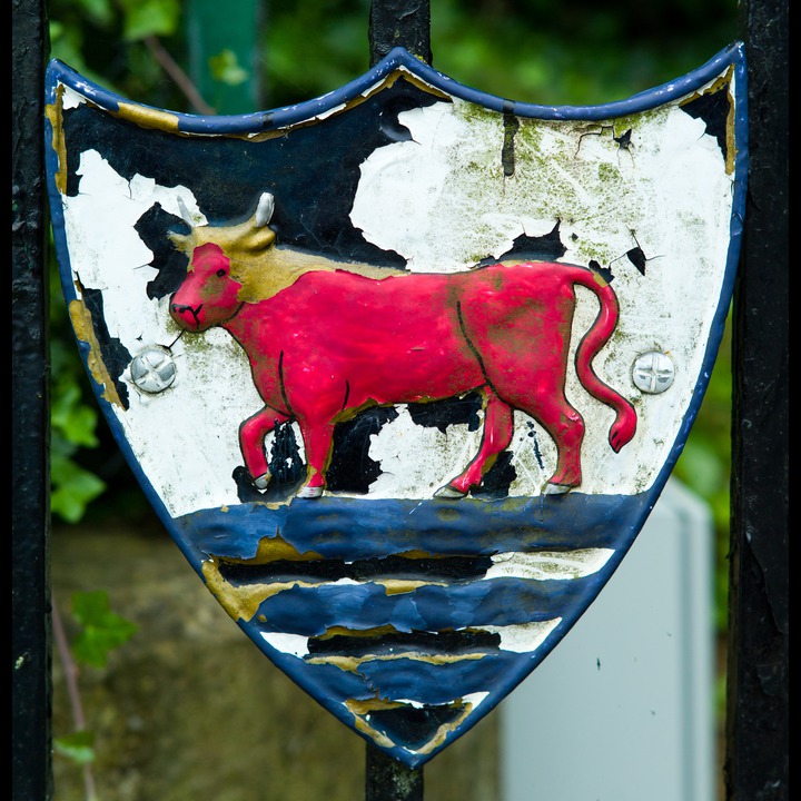 Oxford city council arms on shield, Wolvercote Cemetery