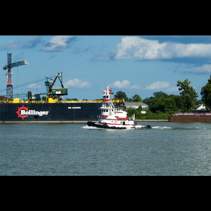Mississippi tugboat going upriver